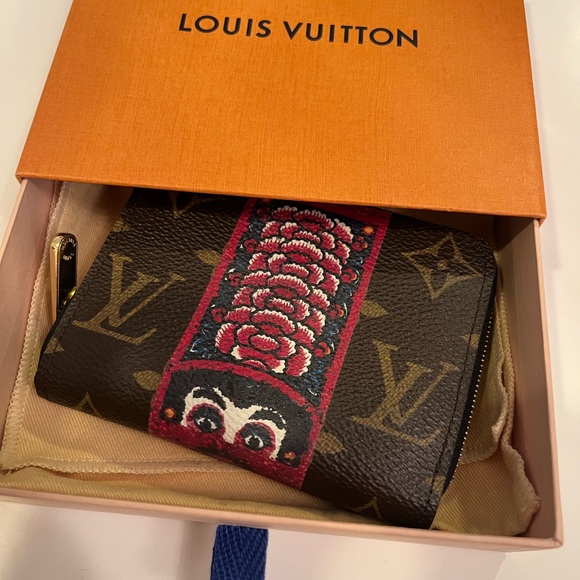 Louis Vuitton Brown and Red Wallet with Iconic Monogram and Unique Red Panel - Picture 12 of 12